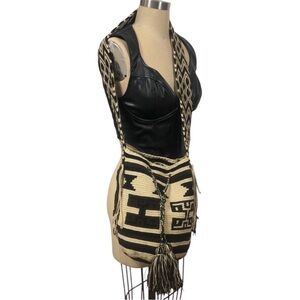 NWT SARAI WAYUU Black and Tan Patterned Woven Crossbody Bag Columbia made XL